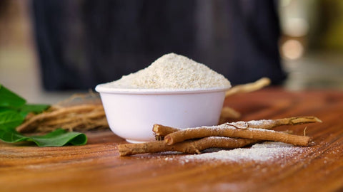 pudra de ashwagandha intr-un bol alb