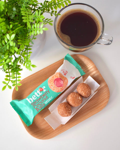 Био плодови топчета с пълнеж от кокос и ягоди